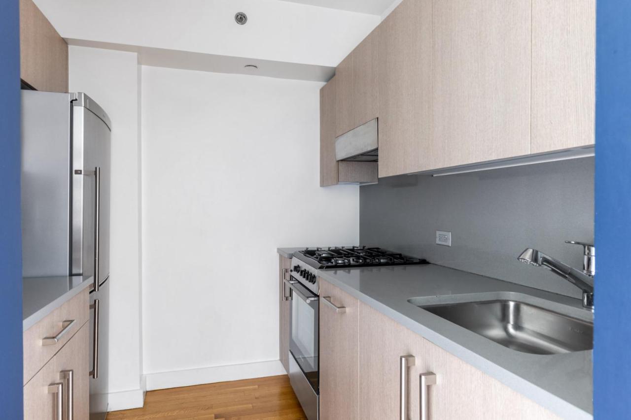 Quaint Chelsea 1br W Doorman Gym Balcony Nyc-7 Appartement *